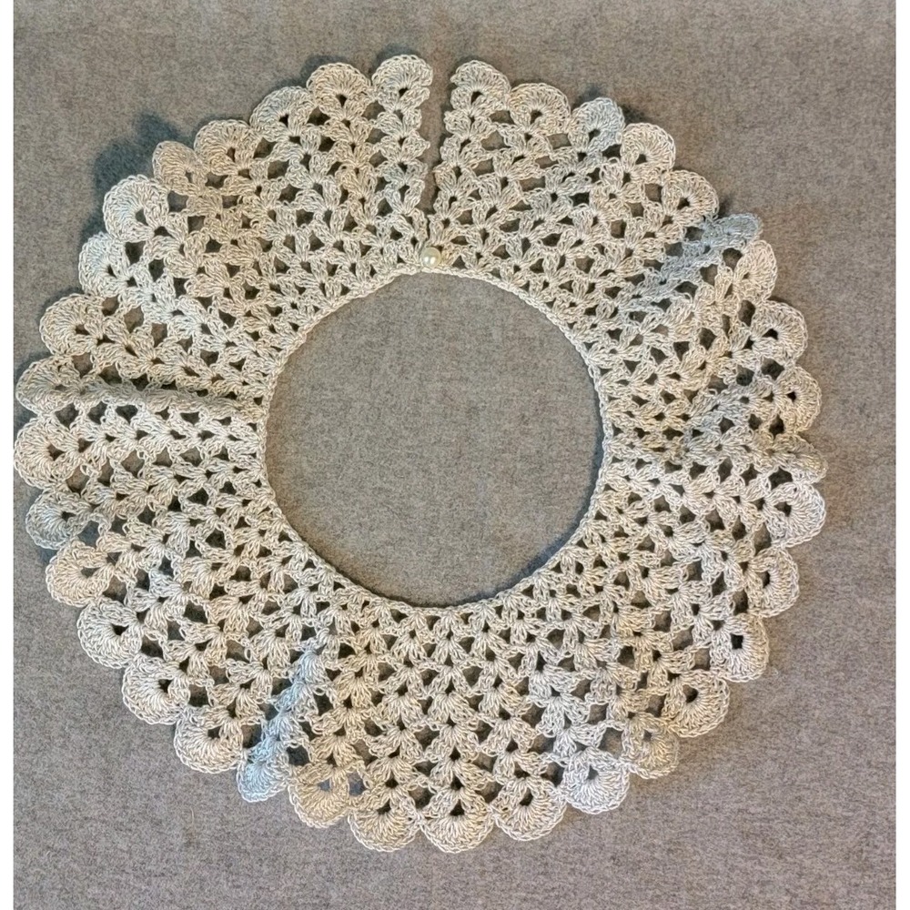 Vintage Silver Shimmer Scalloped Edge Crochet Lace Button Collar Handmade